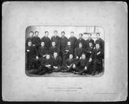 Ecole normale d'instituteurs. - Photographies de promotions 1886-1887, 1892-1893 (2 clichés), sd., [1914-1915] (2 clichés).